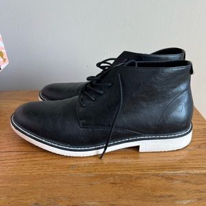 US Men’s size 9 Chukka black boot.